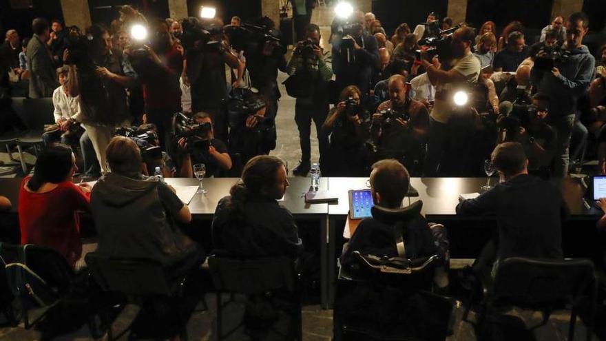 Pablo Iglesias y Pablo Echenique, ambos de espaldas en primer plano, conversan momento antes del inicio del consejo ciudadano estatal de Podemos.