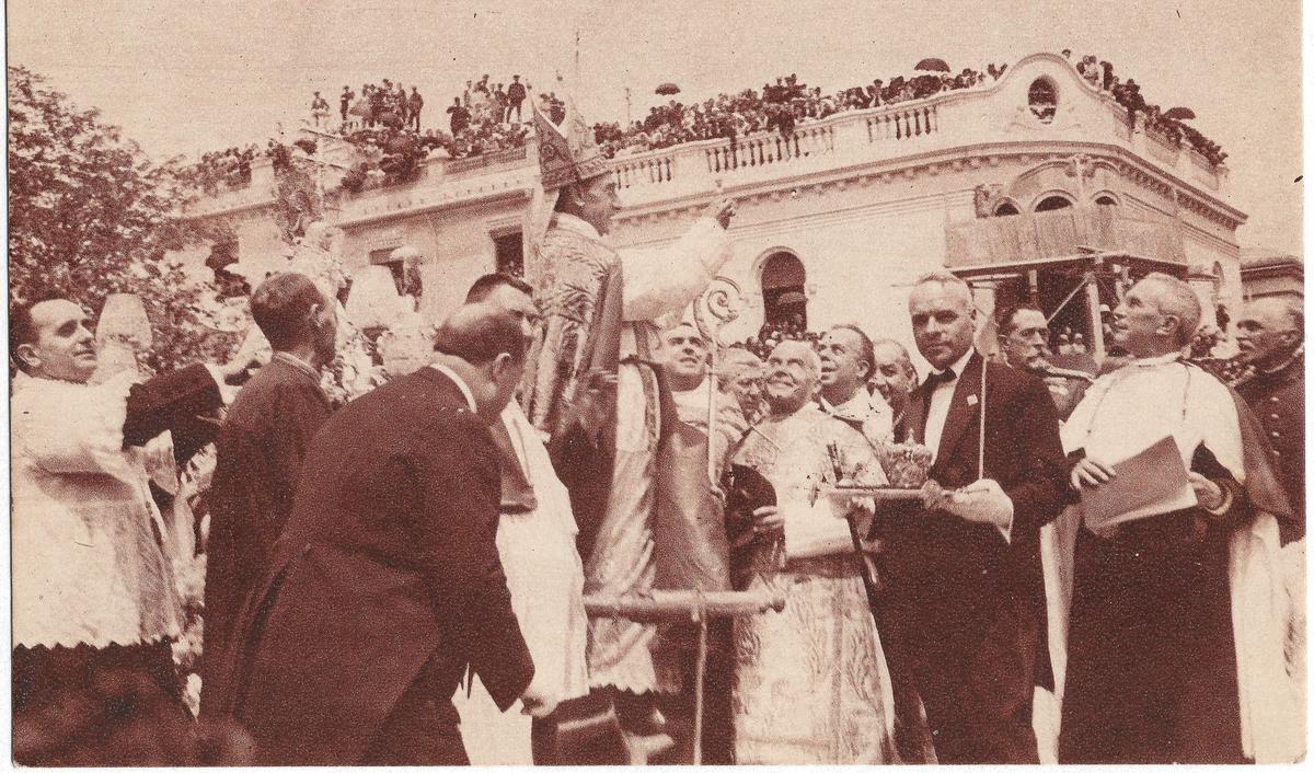 El cardenal Vidal i Barraquer mostra la figura de la troballa. Edició de Joaquín Mumbrú, Barcelona (1924).