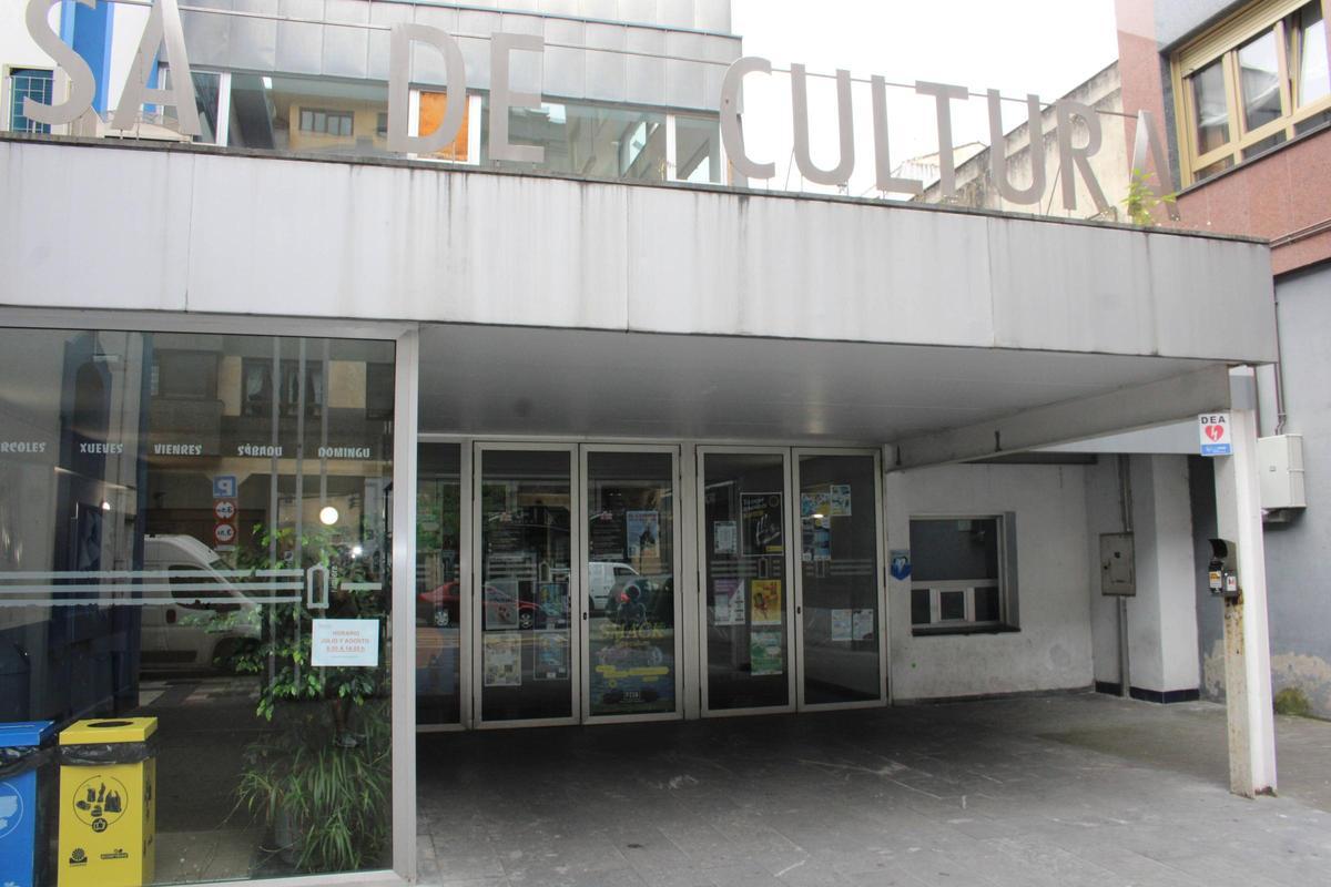 La entrada a la Casa de Cultura de Mieres.