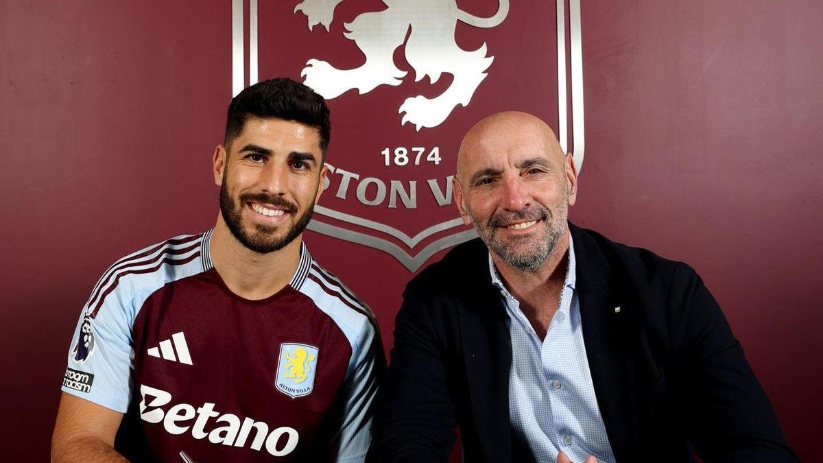 Marco Asensio posa junto a Monchi, director deportivo del Aston Villa.