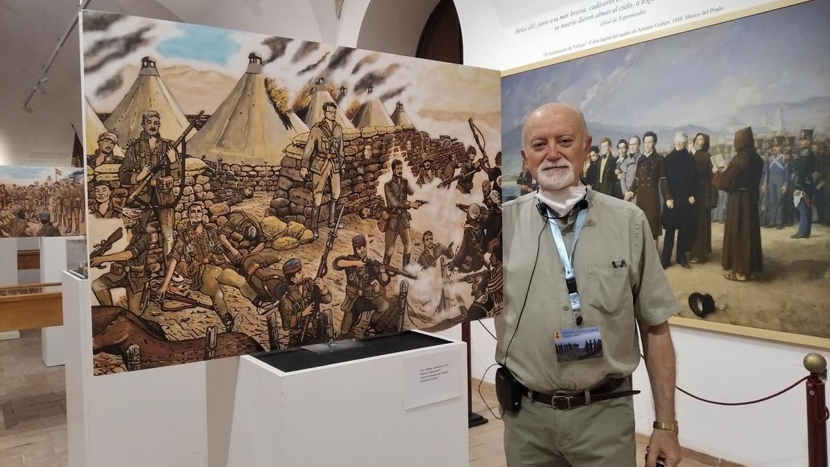 El historiador Esteban Alcántara, con uno de sus dibujos sobre el asedio de Igueriben, que forma parte de la exposición.