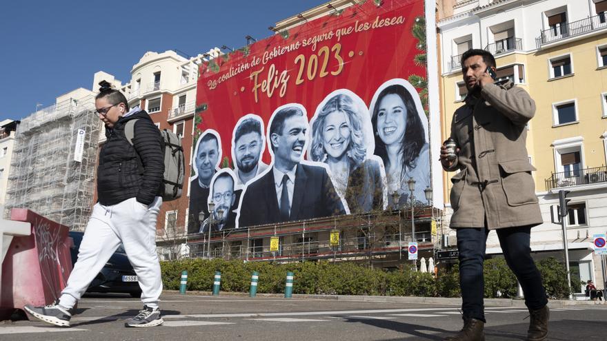 Nuevas Generaciones coloca un irónico cartel del Gobierno de coalición felicitando la Navidad