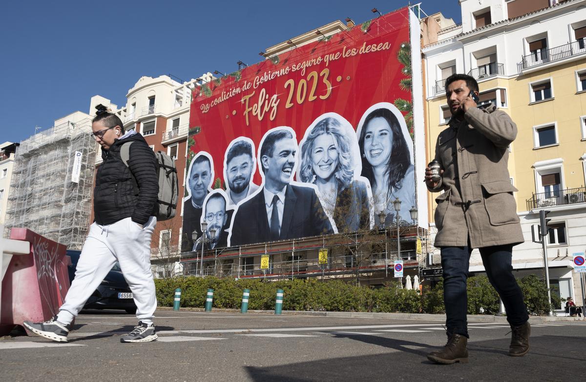 Vista del cartel en el número 24 de la madrileña calle Ferraz este miércoles, que muestra una felicitación navideña el la que aparecen el jefe del ejecutivo, Pedro Sánchez, rodeado de otros miembros del gobierno y líderes políticos.-EFE/Fernando Villar