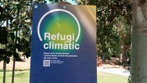 Cartel del refugio climático del Parc de la Muntanyeta, en Castelldefels