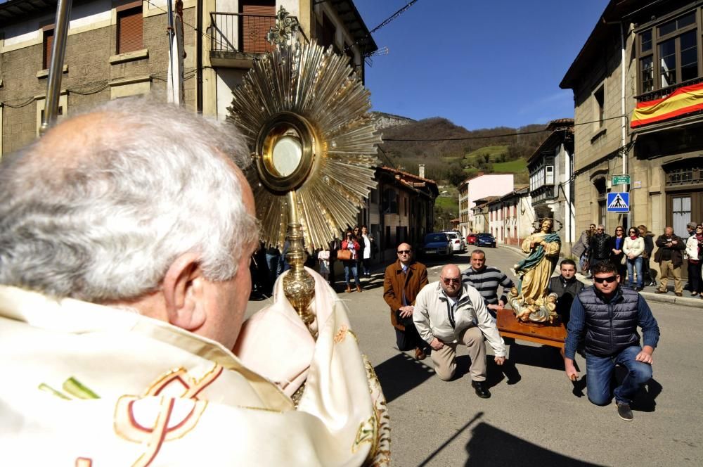 Misa y procesión de El Encuentro en Campomanes