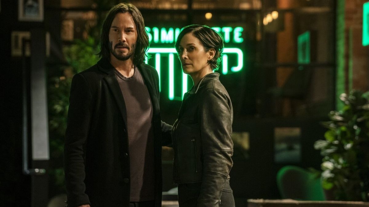 Keanu Reeves y Carrie-Anne Moss, en un fotograma de 'Matrix Resurrections'.