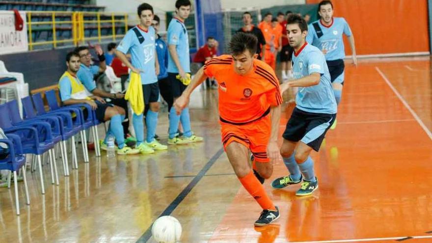 Un jugador del FS Zamora conduce el balón por la banda.