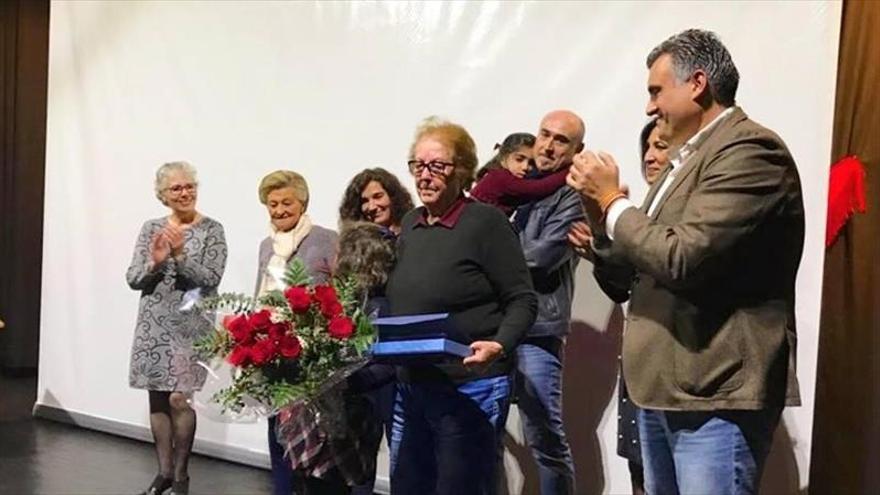 Amalia alcoba recibe un homenaje de las mujeres