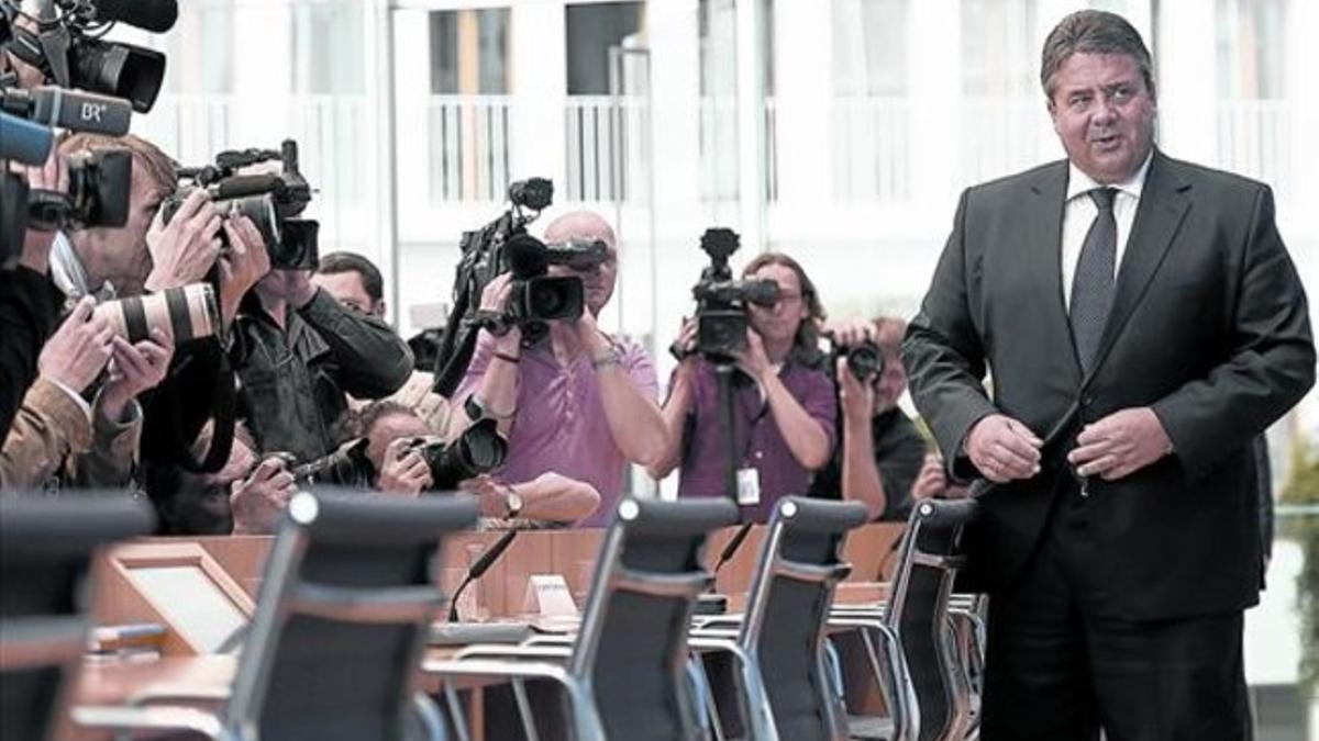 Sigmar Gabriel llega a la rueda de prensa para comentar la evolución de la economía alemana, ayer.