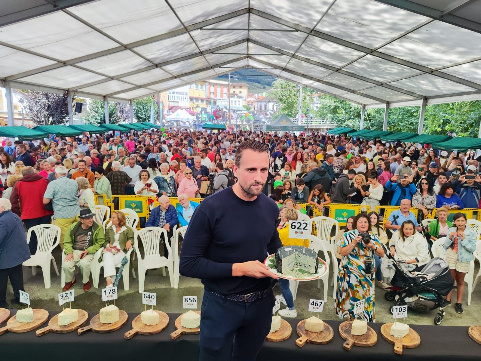 Un cabrales de récord Guinness: así ha sido el certamen quesero por excelencia