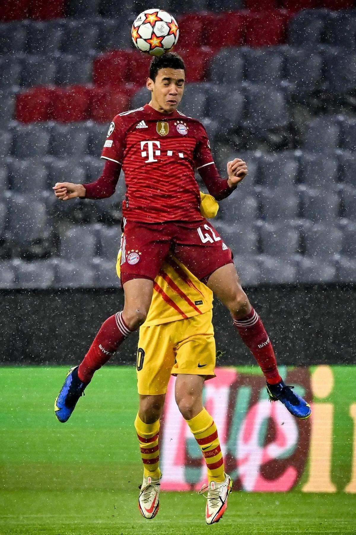 Munich (Germany), 08/12/2021.- Bayern’s Jamal Musiala in action during the UEFA Champions League Group E soccer match between FC Bayern Muenchen and FC Barcelona at Allianz Arena in Munich, Germany, 08 December 2021. (Liga de Campeones, Alemania) EFE/EPA/PHILIPP GUELLAND