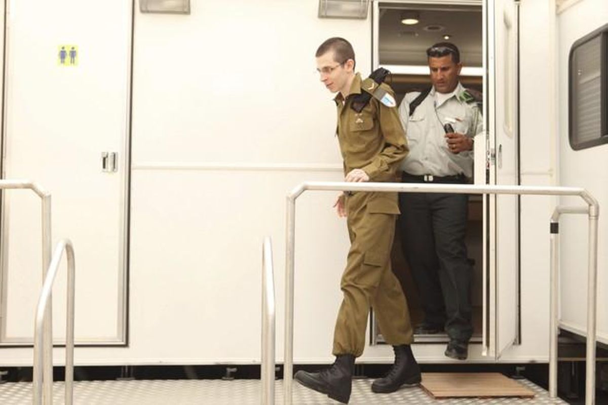 El soldat israelià Guilad Shalit amb uniforme en una base no identificada de la IDF a prop de Kerem Shalom, Israel.