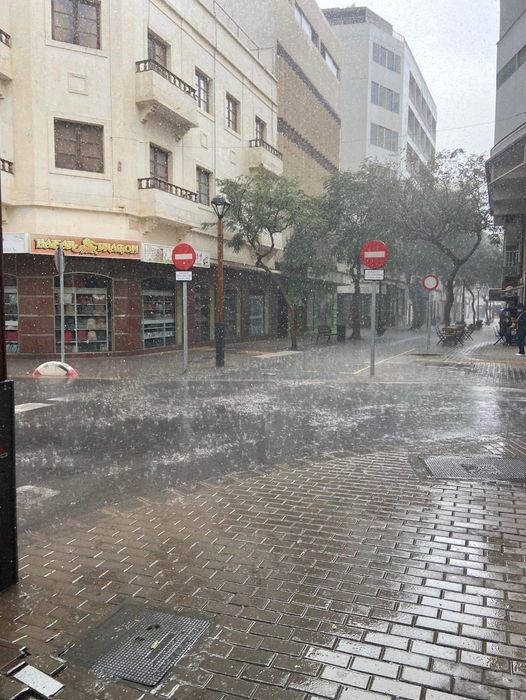 Lluvia en el centro de Arrecife este miércoles, en la intersección de las calles Manolo Millares y Antonio Porlier y Sopranis.
