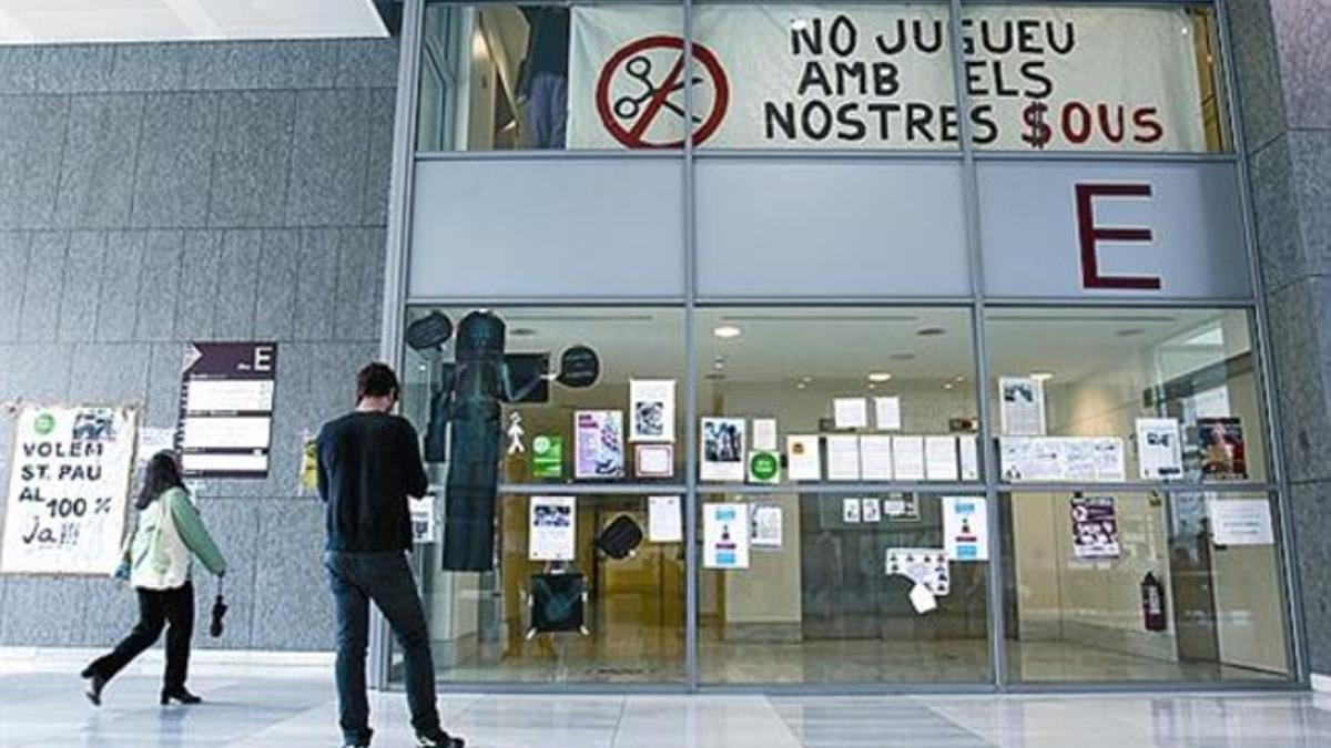 Pancartas contra los recortes en el Hospital de Sant Pau.