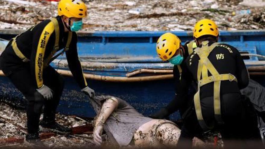 Els serveis de rescat recuperen un dels cadàvers.