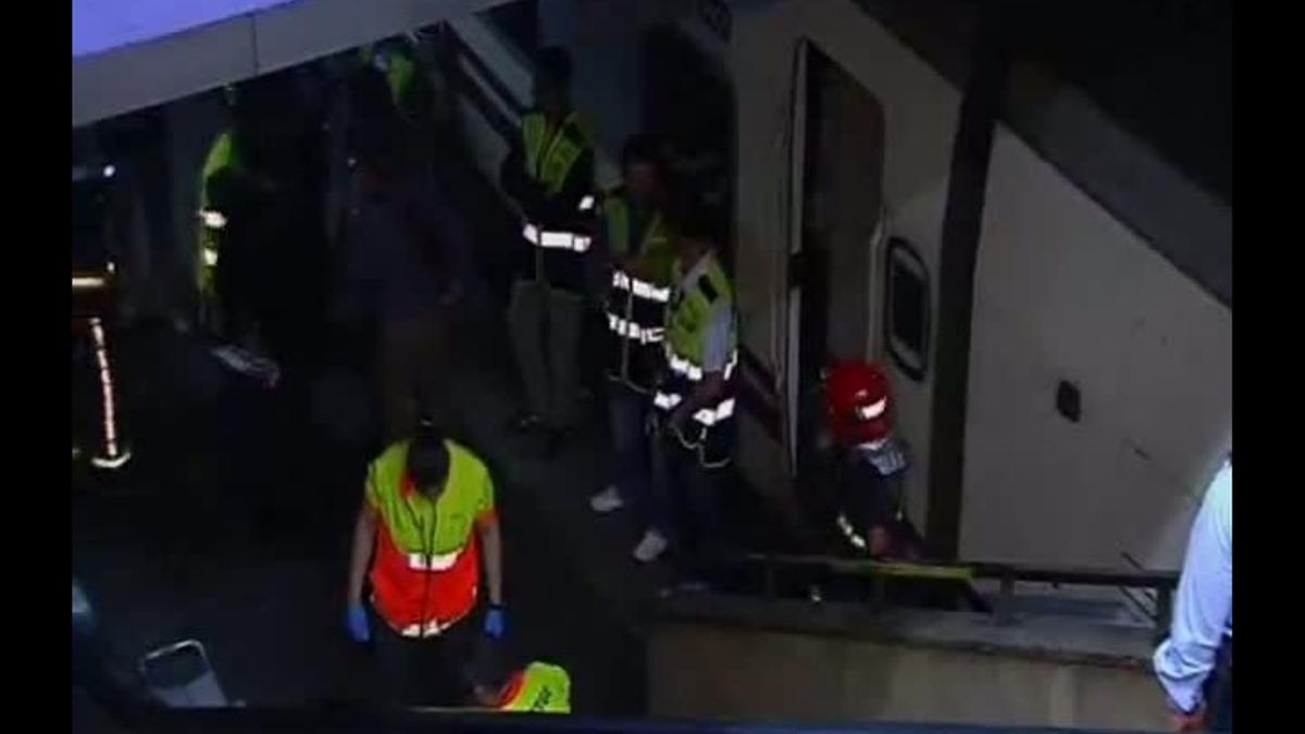 Un tren de Rodalies va envestir un Talgo a l’estació del Clot.