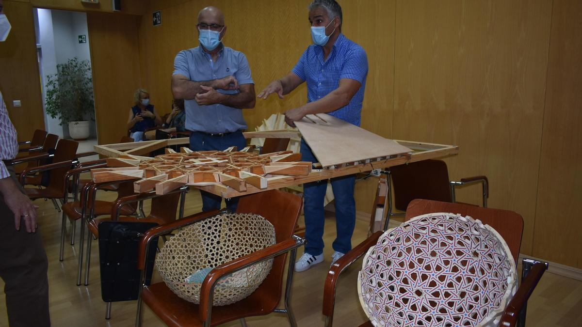 Muestra de carpintería mudéjar en la presentación del taller en Puente Genil.