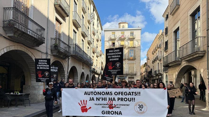 VÍDEO | Un centenar d'autònoms es manifesten a Girona per "deixar d'estar asfixiats" i tenir unes condicions "dignes"