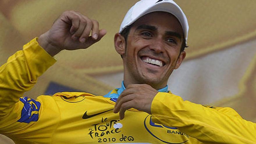 Alberto Contador, vistiendo el maillot amarillo como líder de la clasificación general,  en el podio del Tourmalet