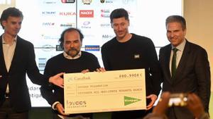 Lewandowski entrega el cheque del libro Relatos Solidarios del Deporte a la Loovas Foundation en la Antiga Fabrica de Estrella Damm.