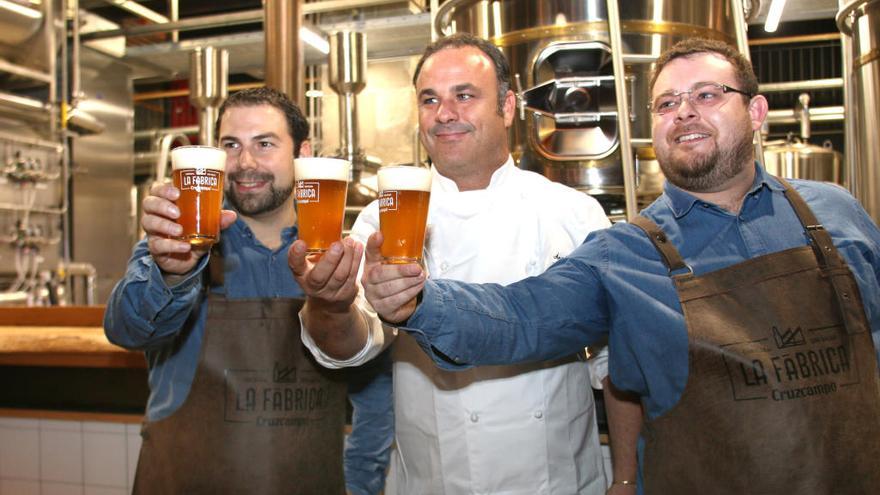 Ángel León junto a los Maestros Cerveceros.