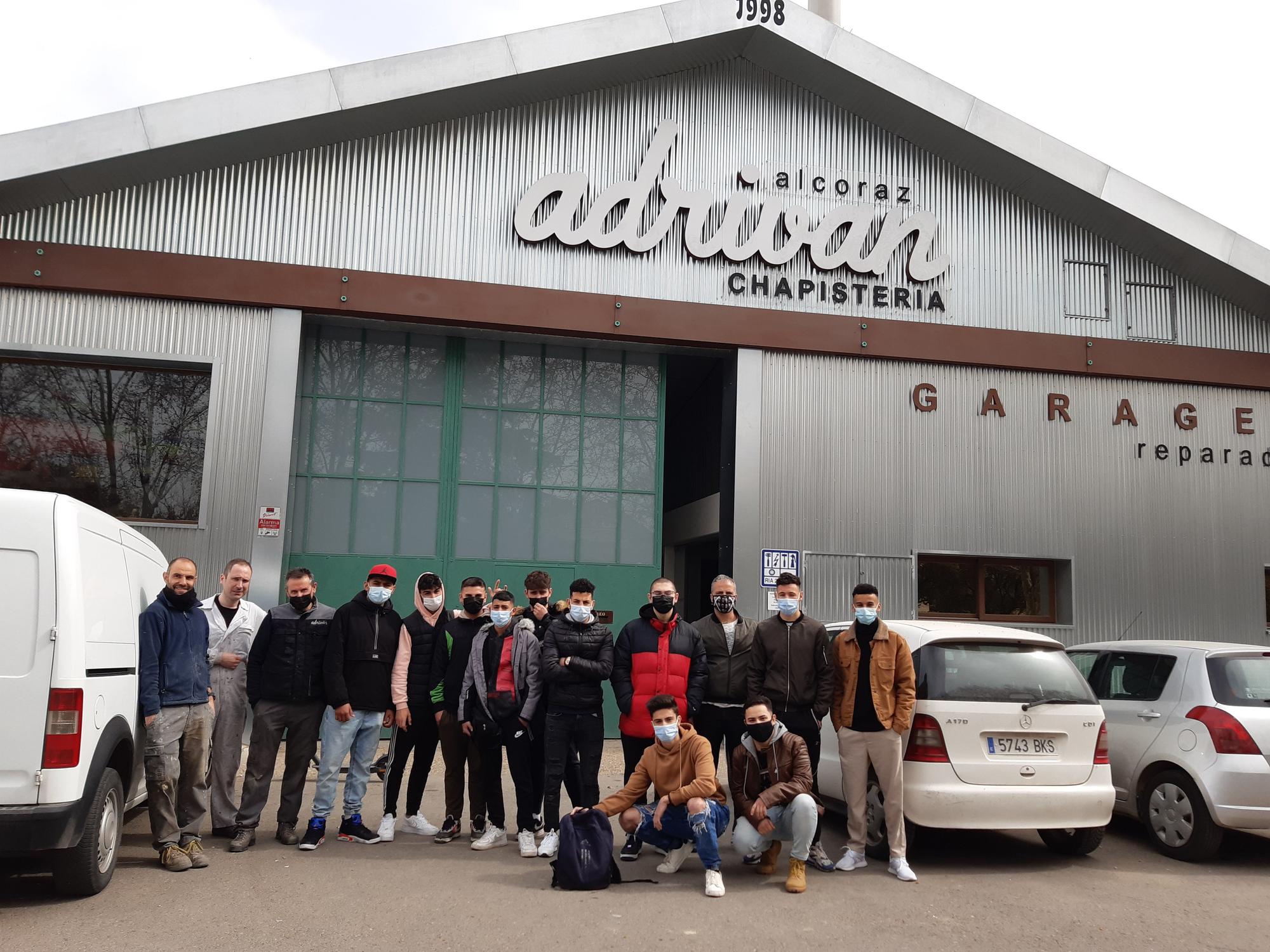 Los alumnos de FP Básica a las puertas del taller donde les mostraron una parte de su futuro profesional.