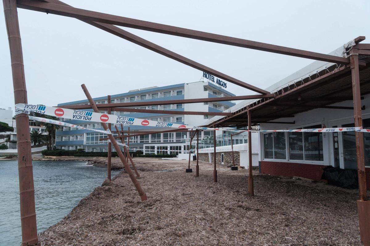 Precintan el bar Flotante de Talamanca por el peligro de su estructura tras el temporal