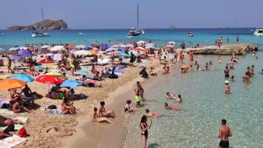 Turistas en Platges de Comte el pasado mes de agosto.