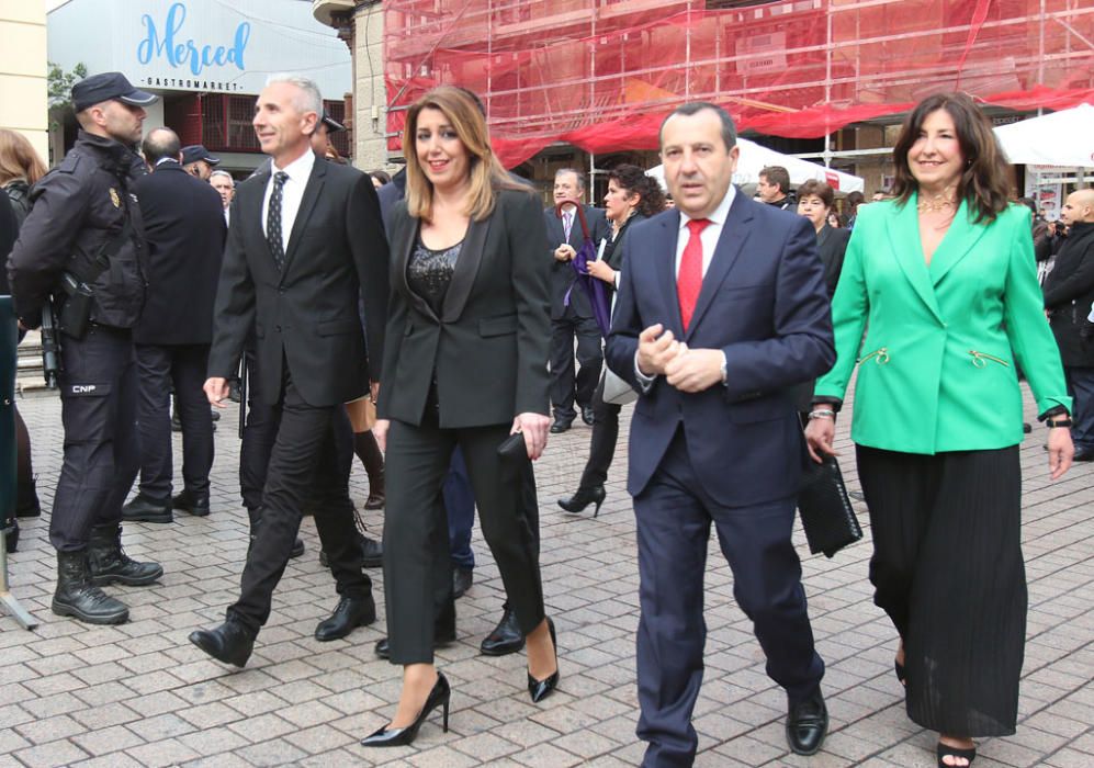 Las imágenes de una descafeinada, por la lluvia, primera alfombra roja del Festival en la que representantes políticos se mezclaron con los actores y directores protagonistas del certamen