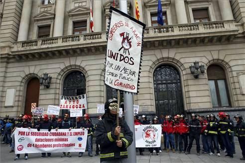 Concentración de bomberos en Zaragoza
