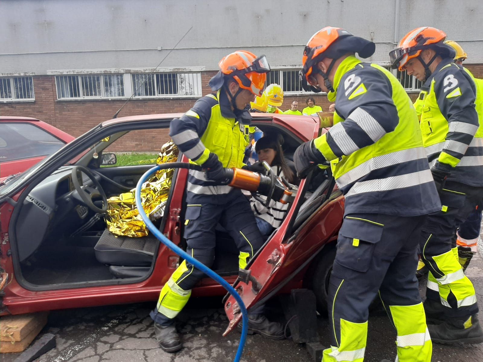 El IES de Noreña se examina de Emergencias: así ha sido el simulacro de accidente celebrado en el centro