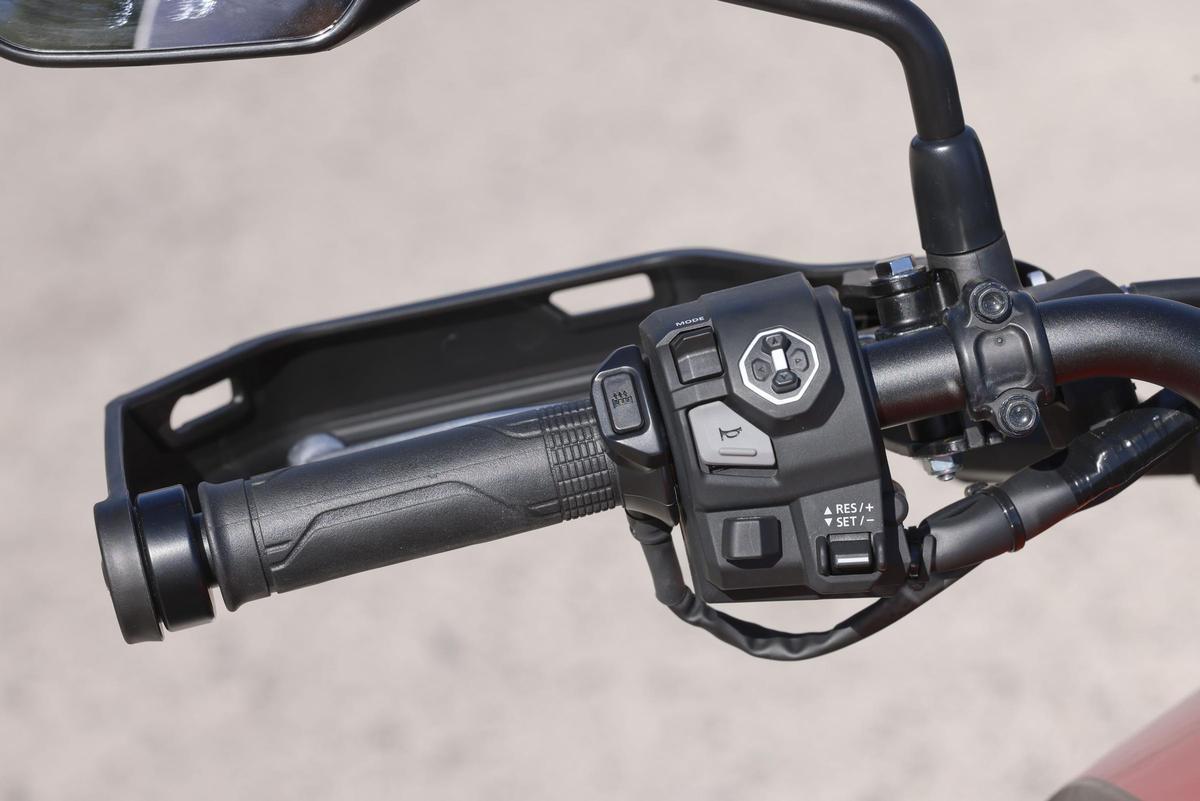 El manillar ancho ofrece buena palanca y favorece un control preciso, incluso en conducción alegre