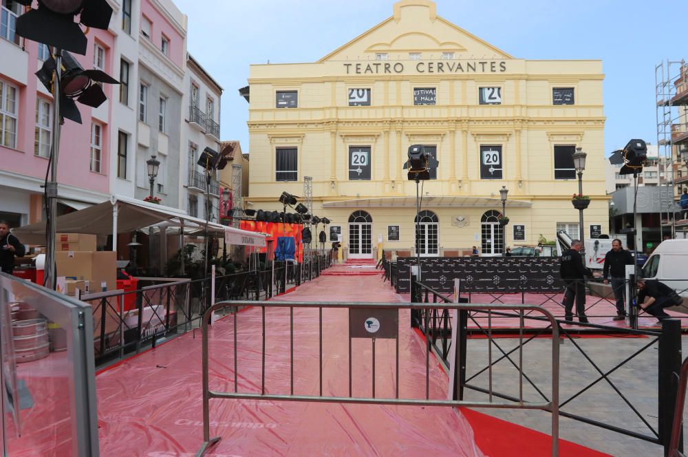 En las horas previas a la apertura del certamen cinematográfico de la ciudad, el centro se viste de gala con la alfombra roja que marca el inicio de nueve días de cine en la capital de la Costa del So