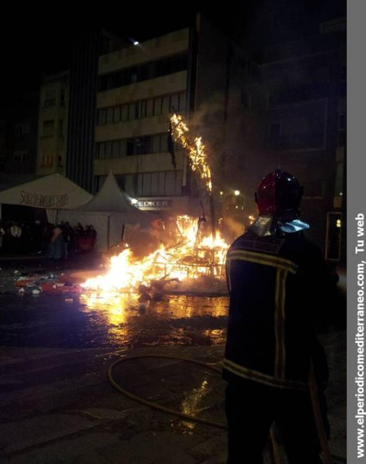GALERÍA DE FOTOS - El fuego devora las fallas de la provincia.
