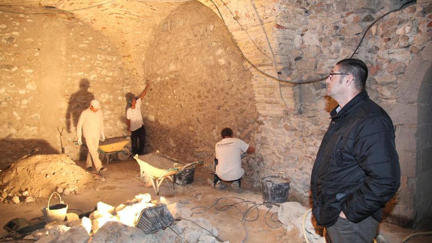 L&#039;alcalde, Salvi Güell, observa les obres