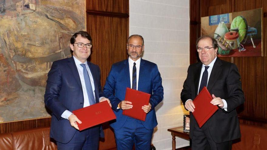 Juan Vicente Herrera, el popular Alfonso Fernández Mañueco, y el portavoz de C´s, Luis Fuentes, firman el acuerdo