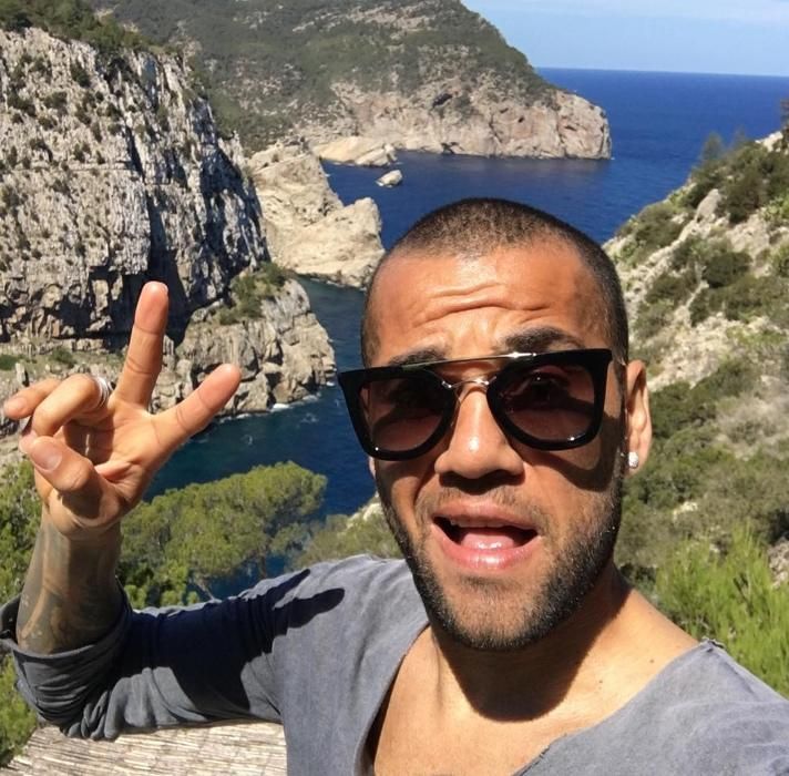 Dani Alves subió esta imagen en Ibiza en su cuenta de Twitter.