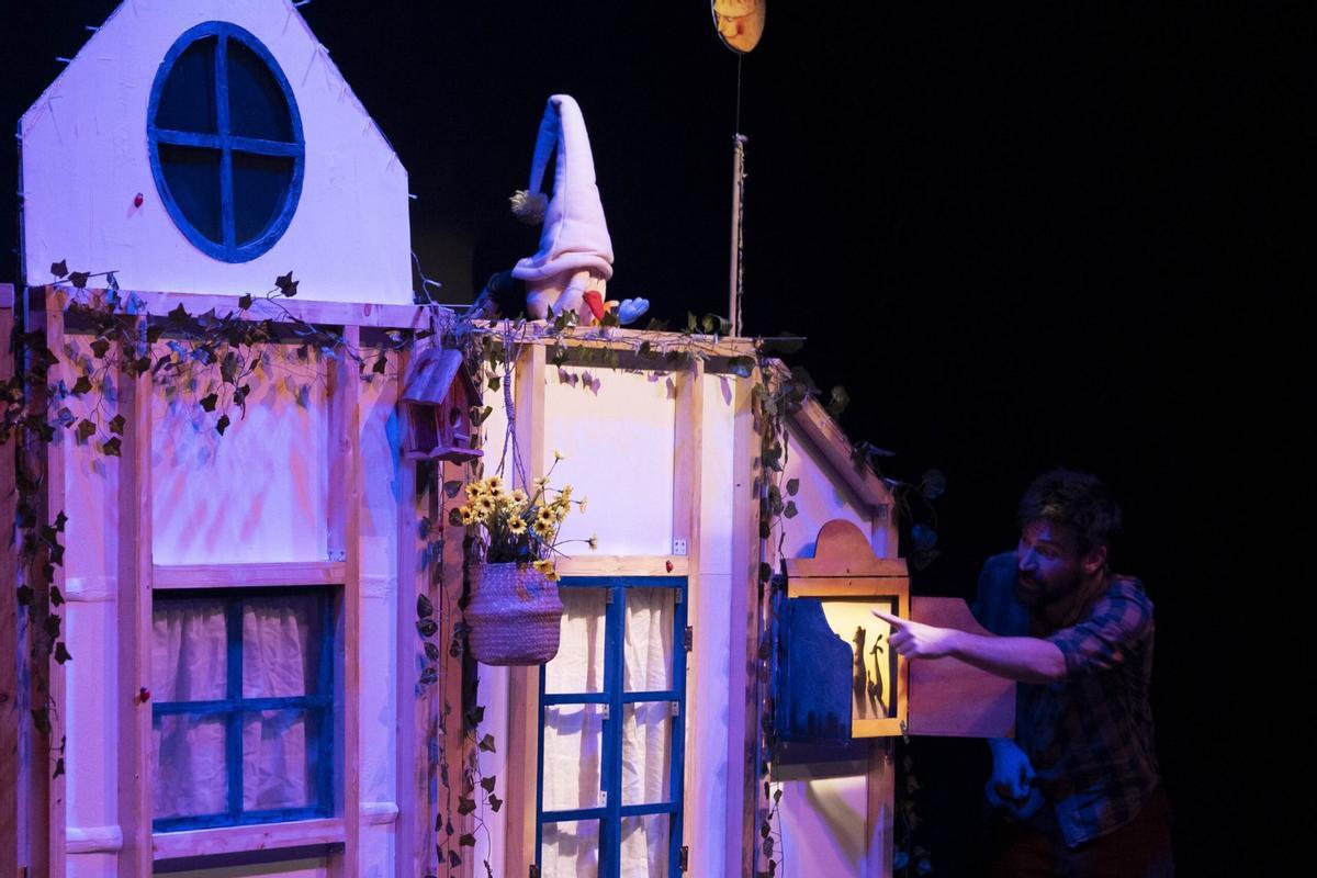 Representación de "Comenoites", de "Os Náufragos Teatro"