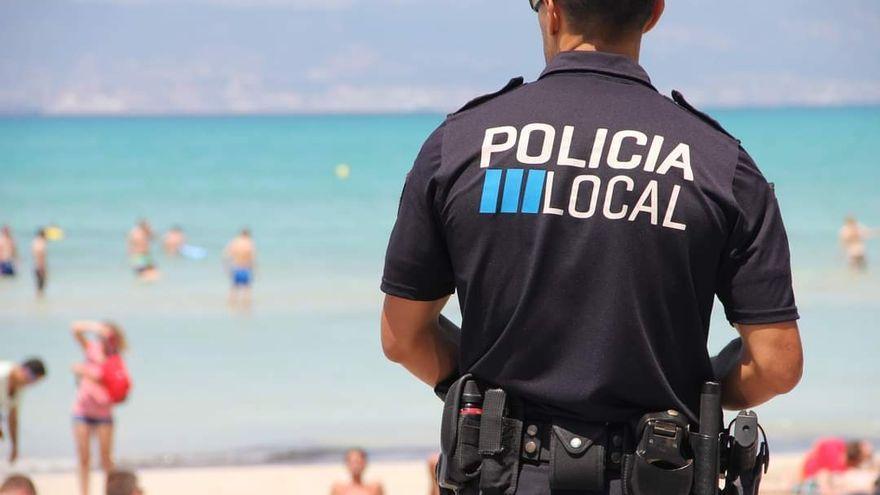 Un policía local en la playa de s&#039;Arenal