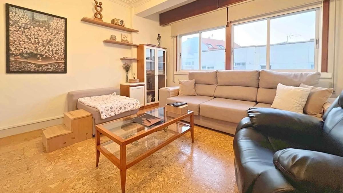 A la venta un piso de cuatro habitaciones en el Agra do Orzán por 160.000 euros
