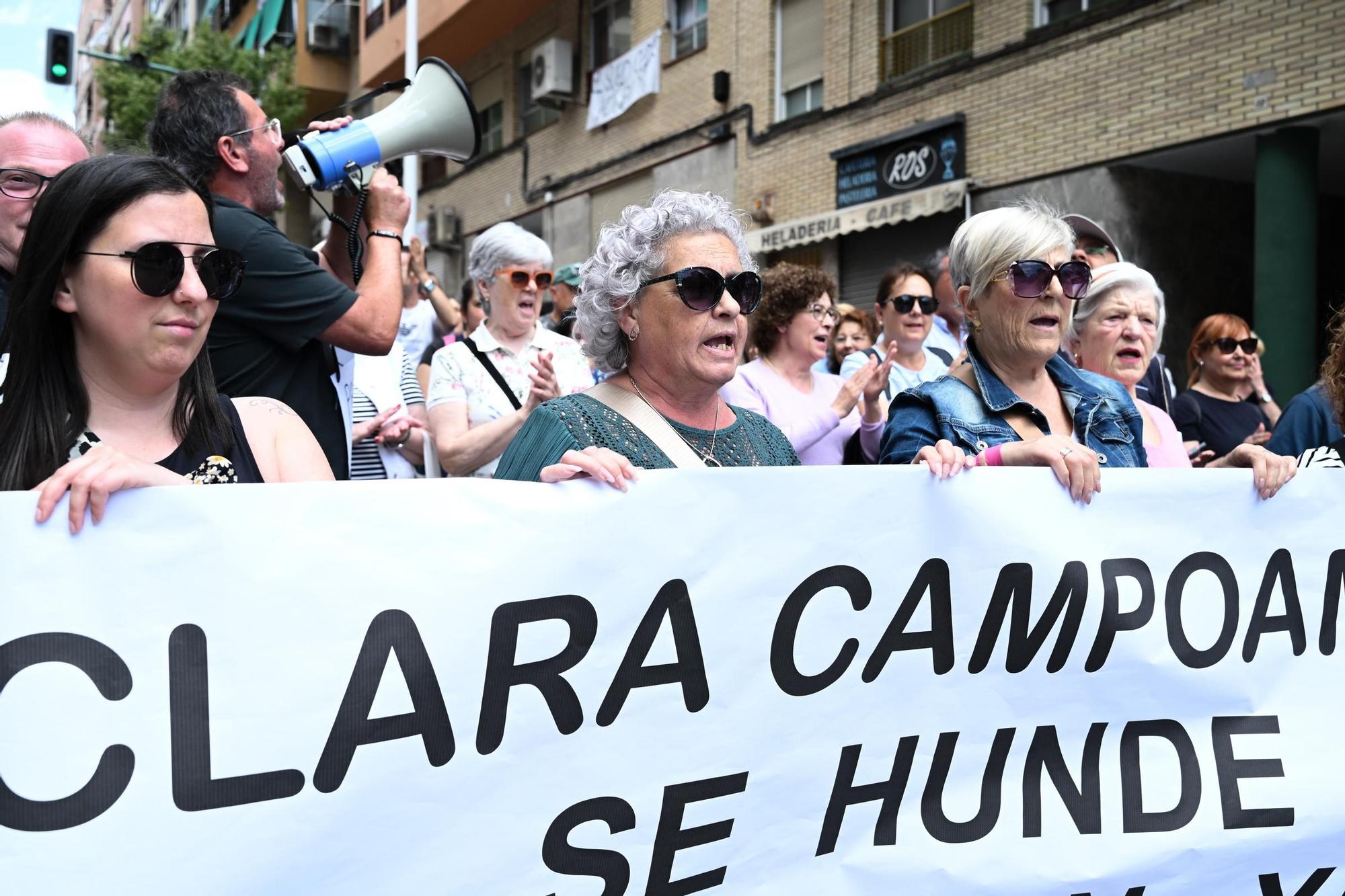 Vecinos se manifiestan pidiendo soluciones tras los hundimientos en la calle Clara Campoamor en Elche
