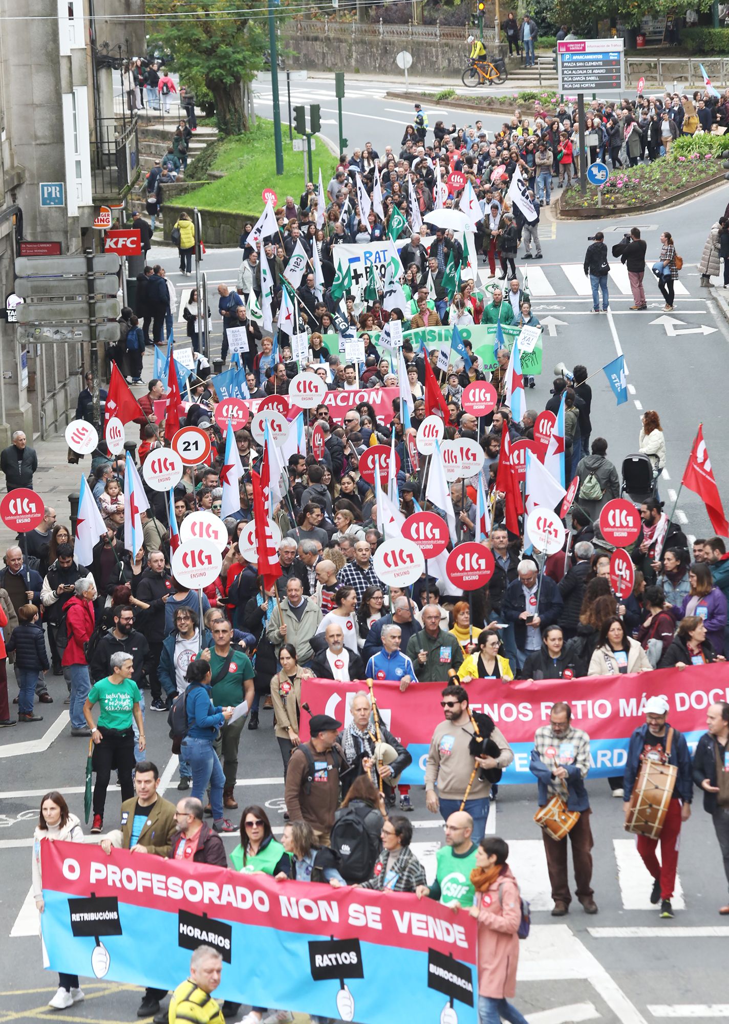 El profesorado gallego se manifiesta en Santiago contra "el acuerdo de la vergüenza" firmado por Xunta, UGT, CCOO y ANPE