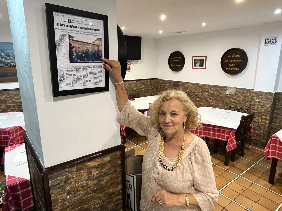 María Luisa Acera, esta tarde, en La Casona de Jovellanos, señalando al reportaje sobre la visita de Juan Carlos I.