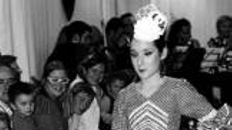 El desfile flamenco ameniza la espera de la feria en Zaragoza