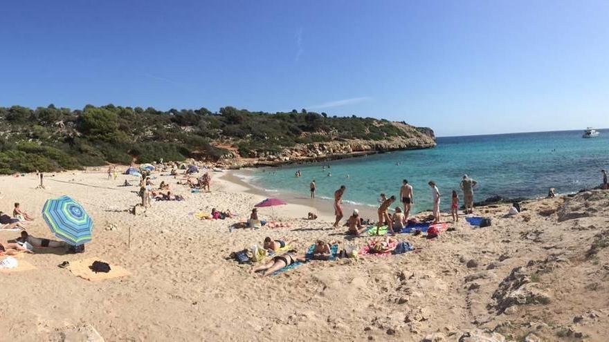 Cala Varques sigue siendo un problema cuando llega el verano.