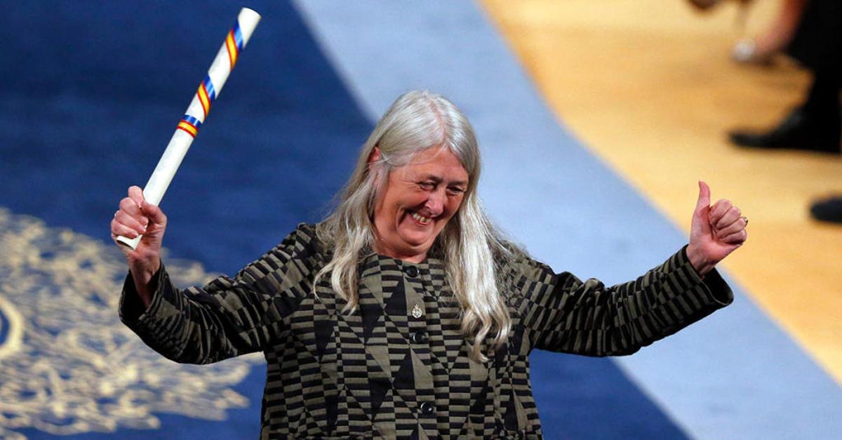Obligan a la "premio Princesa" Mary Beard a desnudarse y quedarse en ropa interior delante de otros pasajeros en el aeropuerto de Heathrow