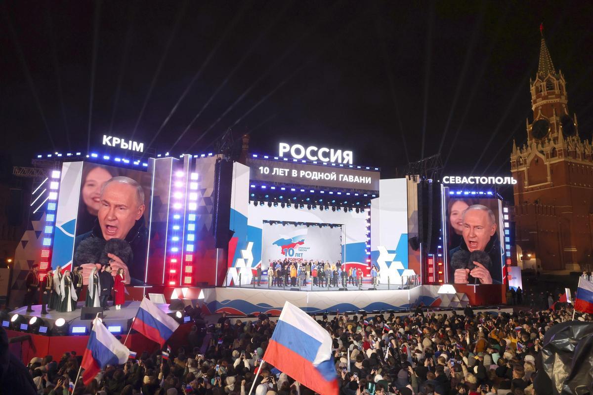 El presidente ruso, Vladímir Putin, interviene en el concierto para celebrar el 10 aniversario de la anexión de Crimea, este lunes en Moscú.