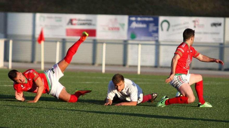 Imagen del partido entre el Estradense y el Compostela juvenil. // Bernabé/Cris M.V.