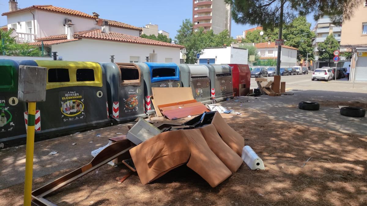 L'Associació de Veïns la Massana de Salt denuncien mobles abandonats a la via pública