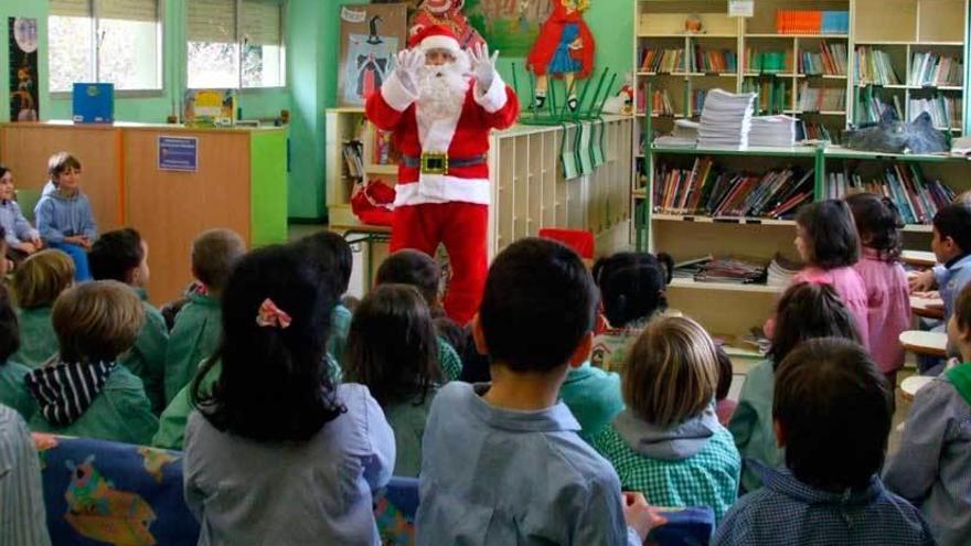 Papá Noel, con los alumnos del Río Piles